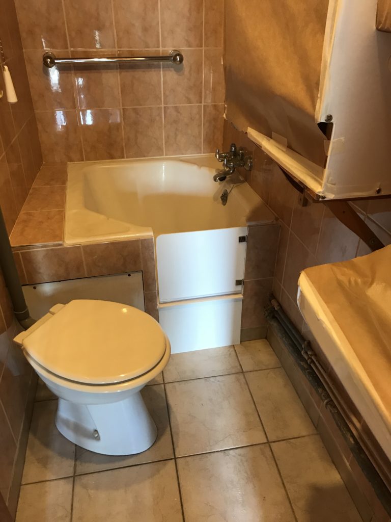 Pose d’un portillon anti-éclaboussures à Vallières-sur-Fier - RENOVBAIN RHONE ALPES