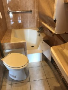 Pose d’un portillon anti-éclaboussures à Vallières-sur-Fier - RENOVBAIN RHONE ALPES