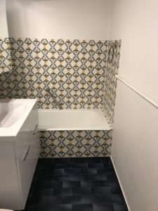 Ouverture de baignoire avec portillon anti-éclaboussures à Belley - RENOVBAIN RHONE ALPES