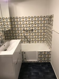 Ouverture de baignoire avec portillon anti-éclaboussures à Belley - RENOVBAIN RHONE ALPES