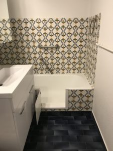 Ouverture de baignoire avec portillon anti-éclaboussures à Belley - RENOVBAIN RHONE ALPES