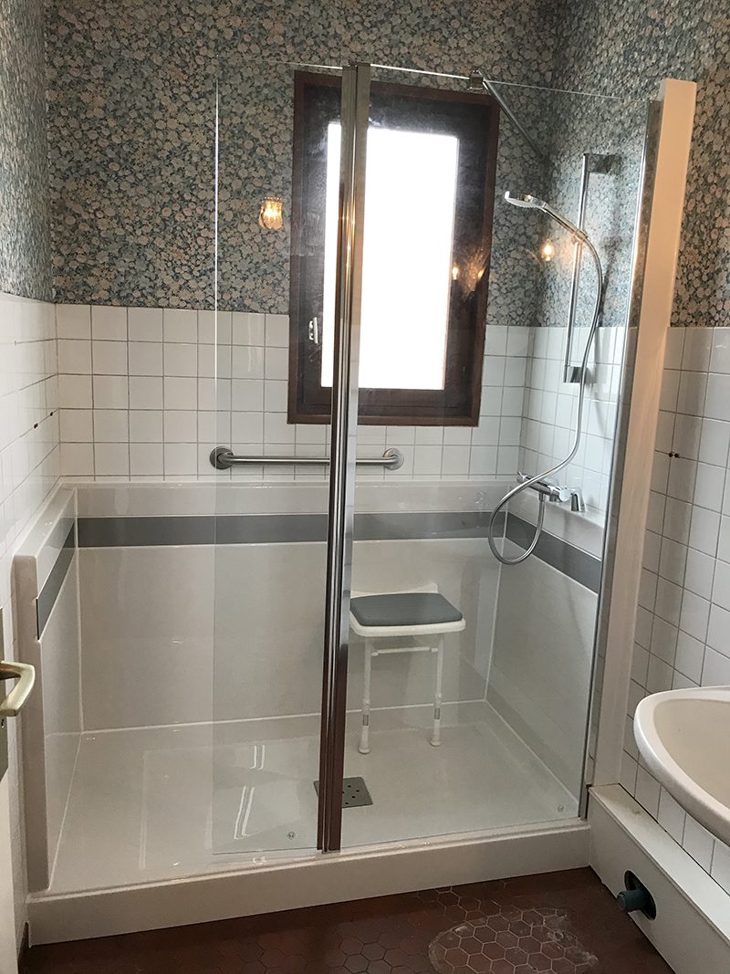 Transformation d’une baignoire en douche à Rumilly - RENOVBAIN RHONE ALPES