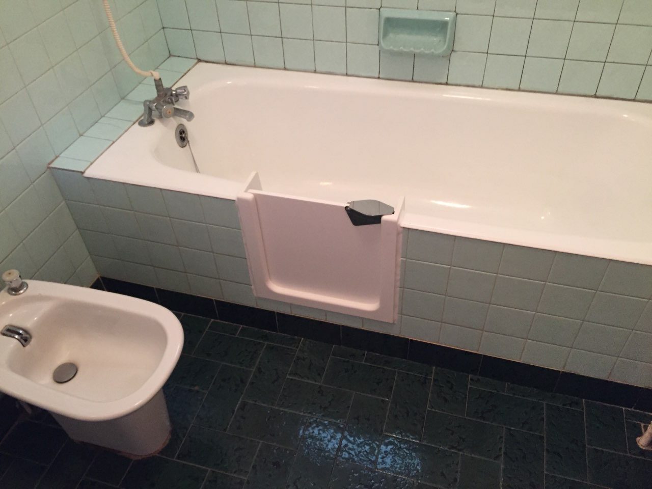 Ouverture de baignoire avec pose d'une porte étanche à Belley - RENOVBAIN RHONE ALPES