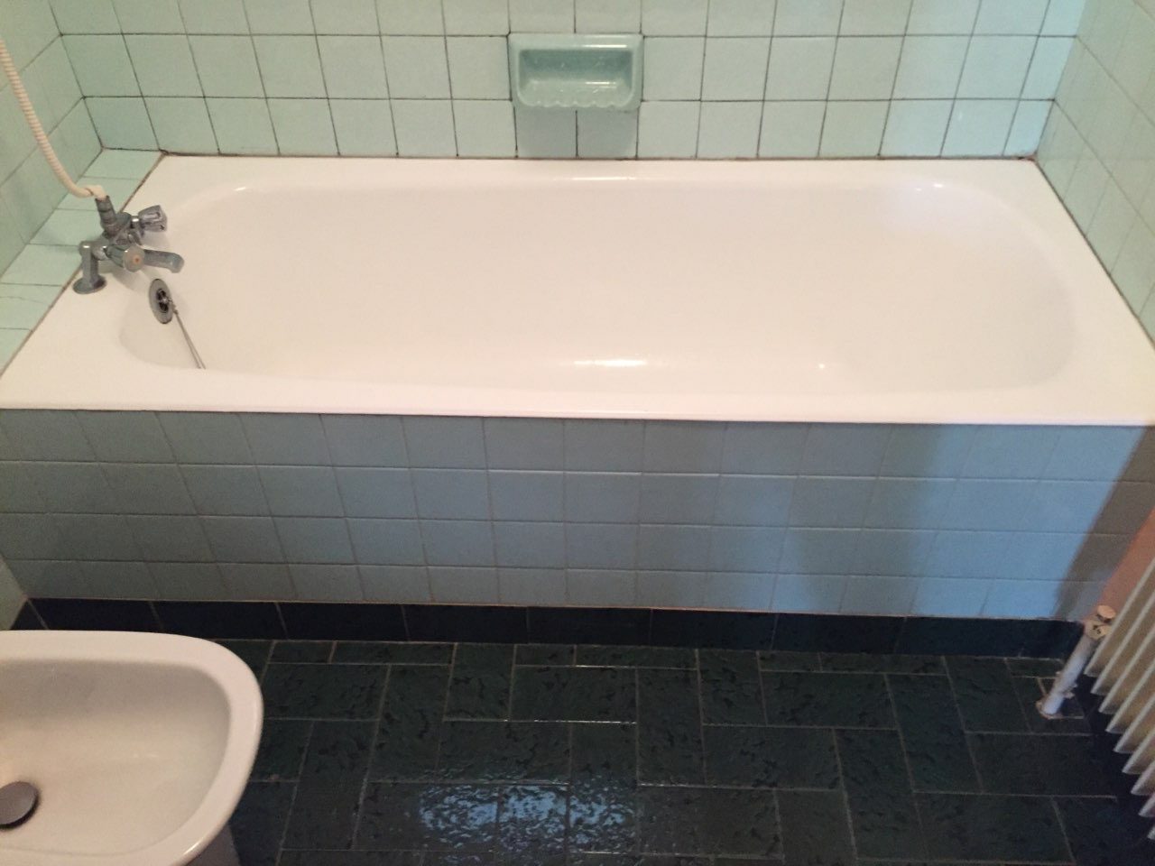 Ouverture de baignoire avec pose d'une porte étanche à Belley - RENOVBAIN RHONE ALPES