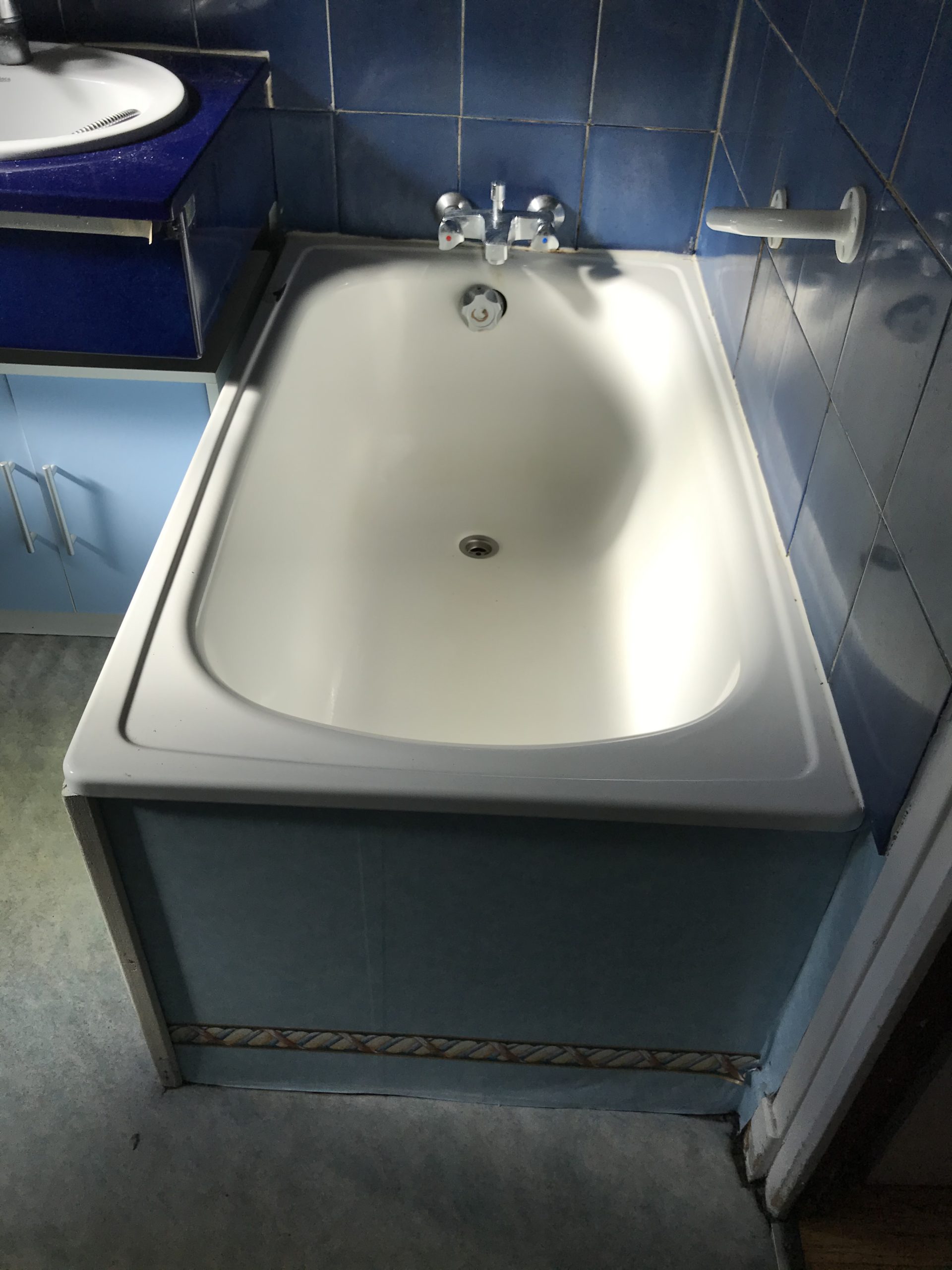 Pose d’un portillon anti-éclaboussures à Lovagny - RENOVBAIN RHONE ALPES