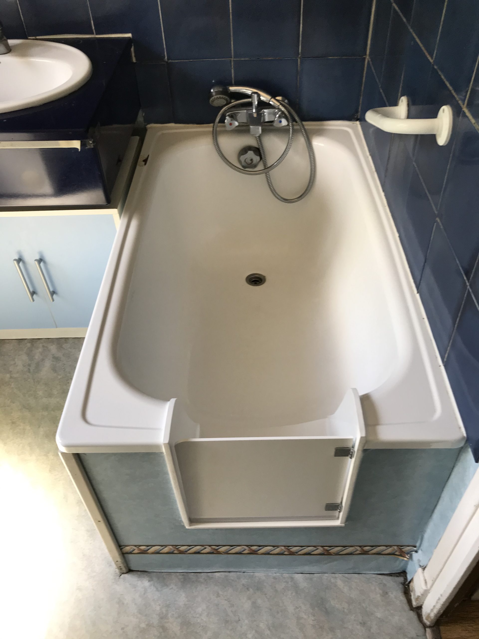 Pose d’un portillon anti-éclaboussures à Lovagny - RENOVBAIN RHONE ALPES