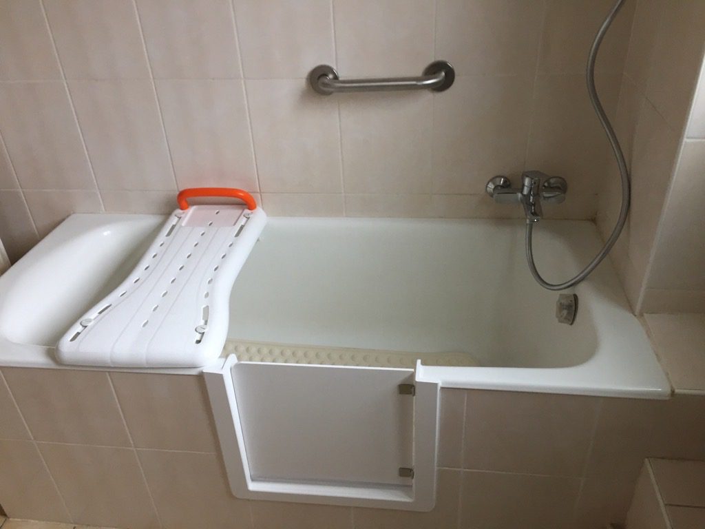 Ouverture latérale avec pose d’un portillon anti-éclaboussures à Cruet - RENOVBAIN RHONE ALPES