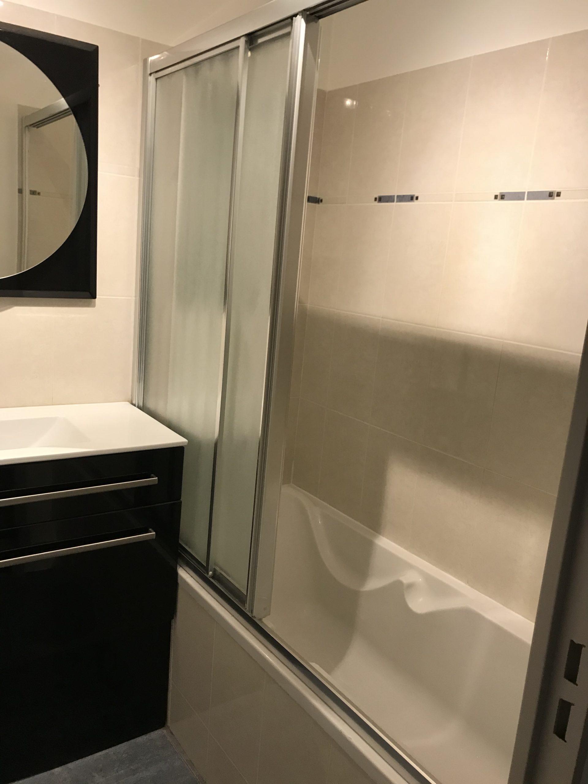 Transformation d'une baignoire en douche à Poisy - RENOVBAIN RHONE ALPES