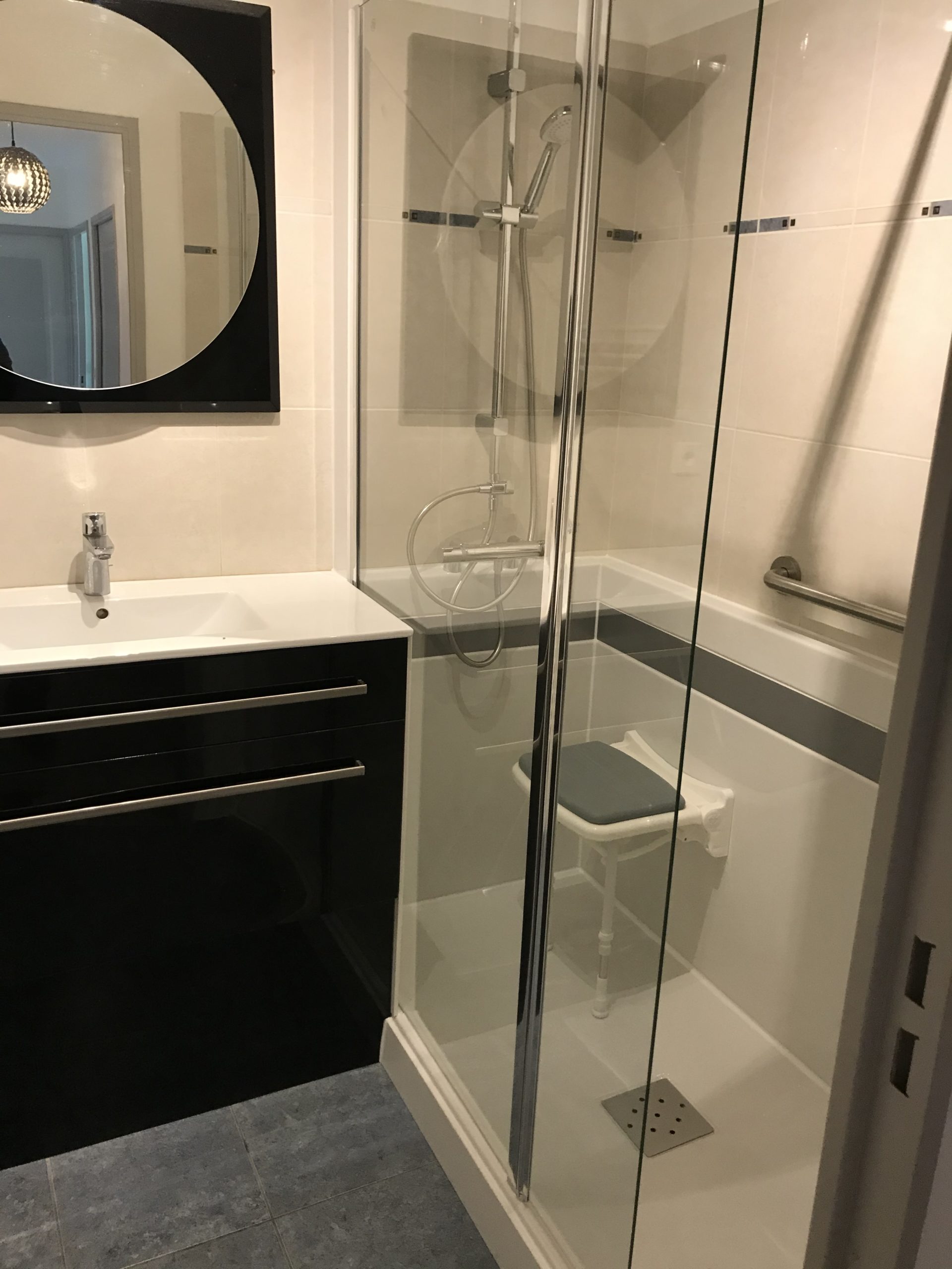 Transformation d'une baignoire en douche à Poisy - RENOVBAIN RHONE ALPES