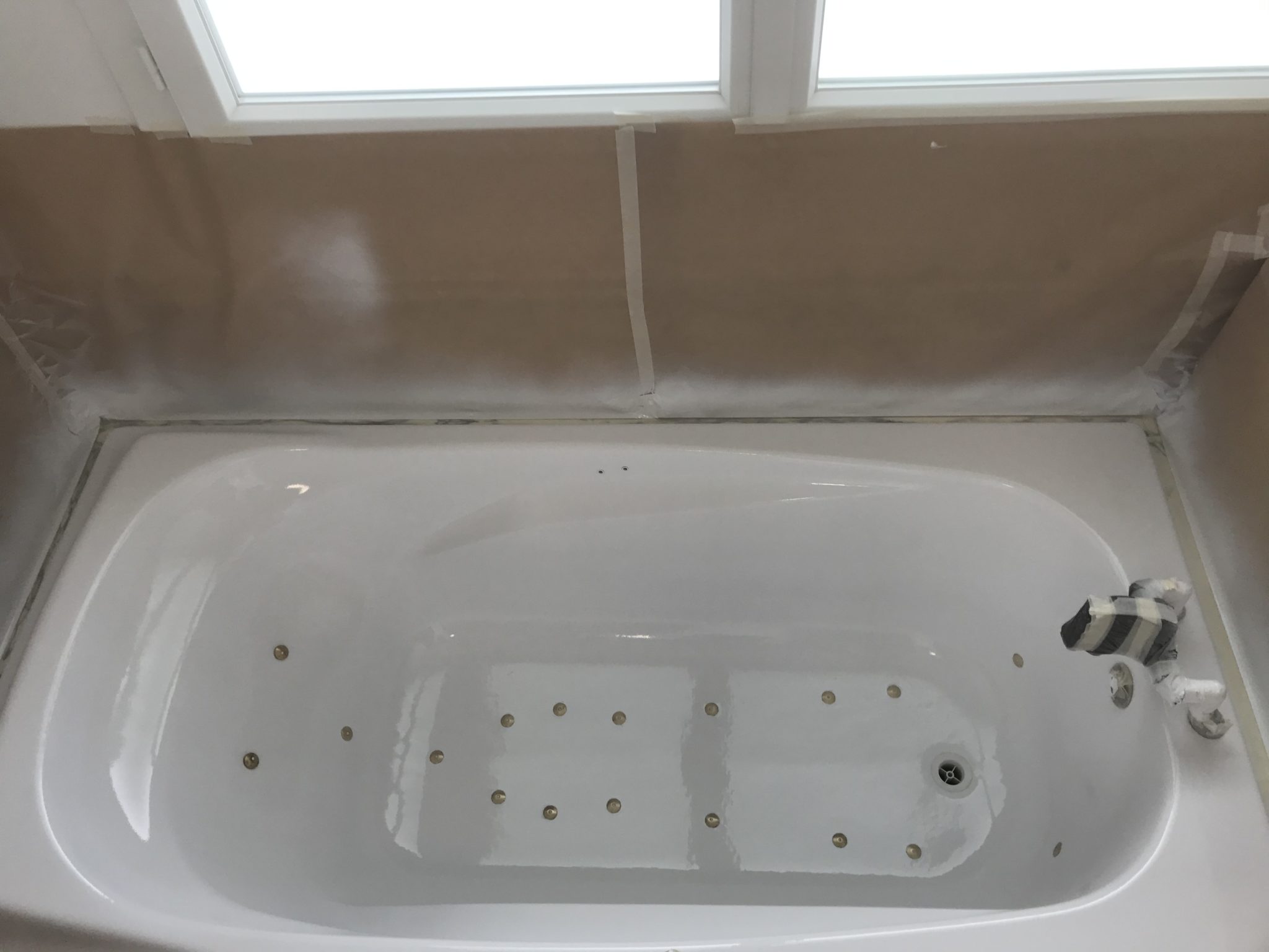 Rénovation d'une baignoire balnéo par projection de résine à Bonneville - RENOVBAIN RHONE ALPES