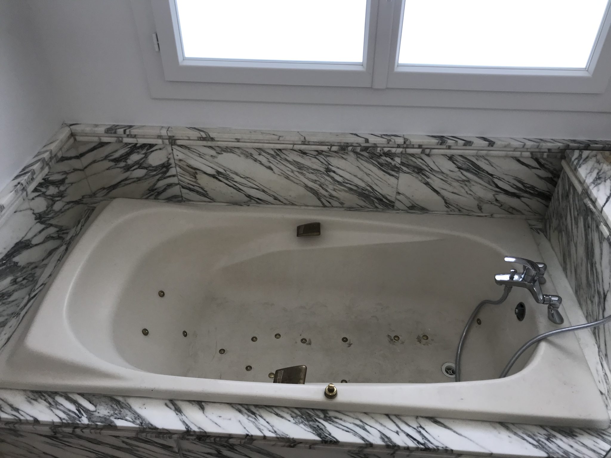 Rénovation d'une baignoire balnéo par projection de résine à Bonneville - RENOVBAIN RHONE ALPES