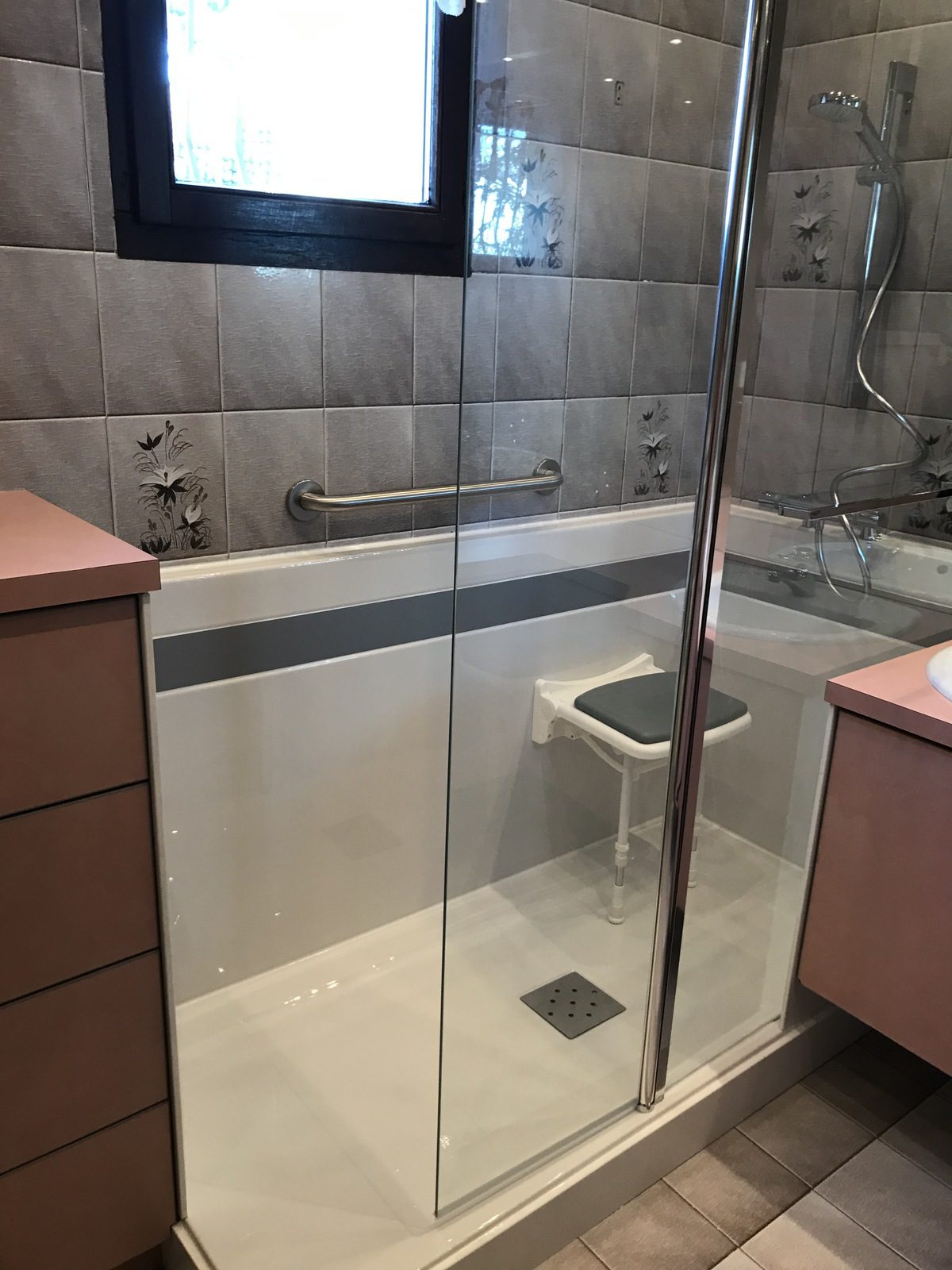 Transformation de baignoire en douche à Metz-Tessy en Haute-Savoie - RENOVBAIN RHONE ALPES