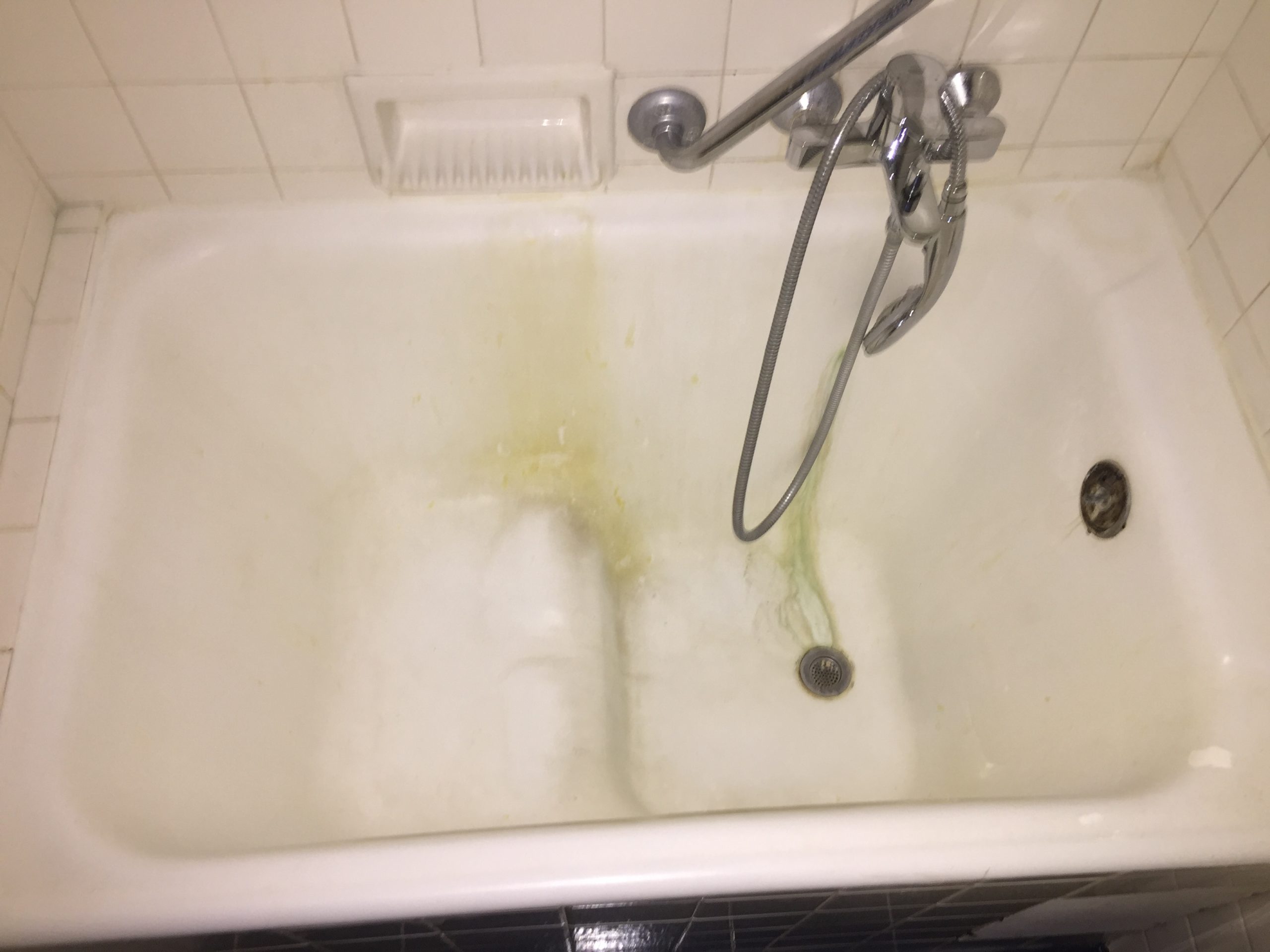 Rénovation de baignoire par projection de résine blanche à Mûres - RENOVBAIN RHONE ALPES