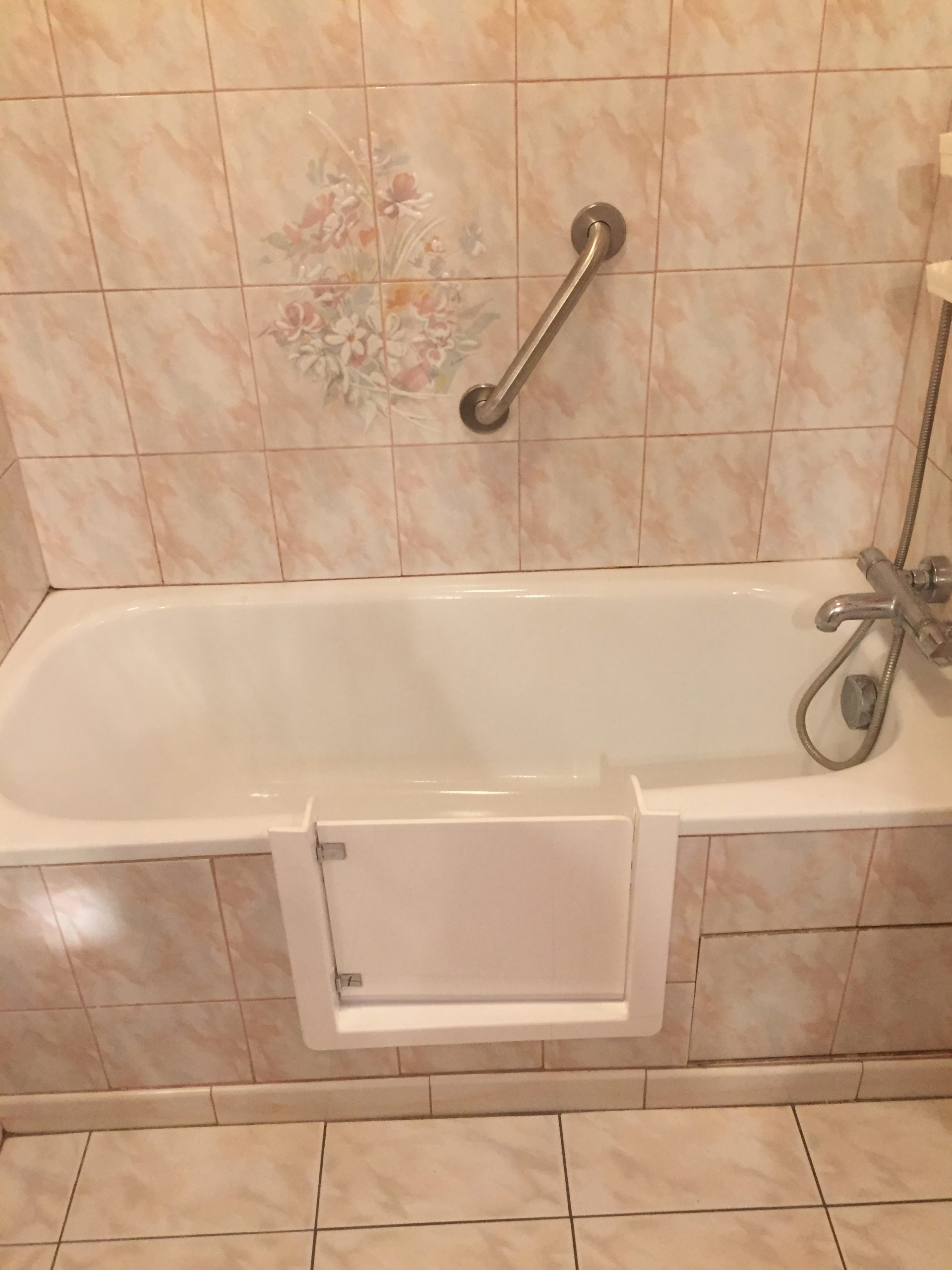 Ouverture latérale de baignoire avec portillon anti-éclaboussures à Sevrier - RENOVBAIN RHONE ALPES