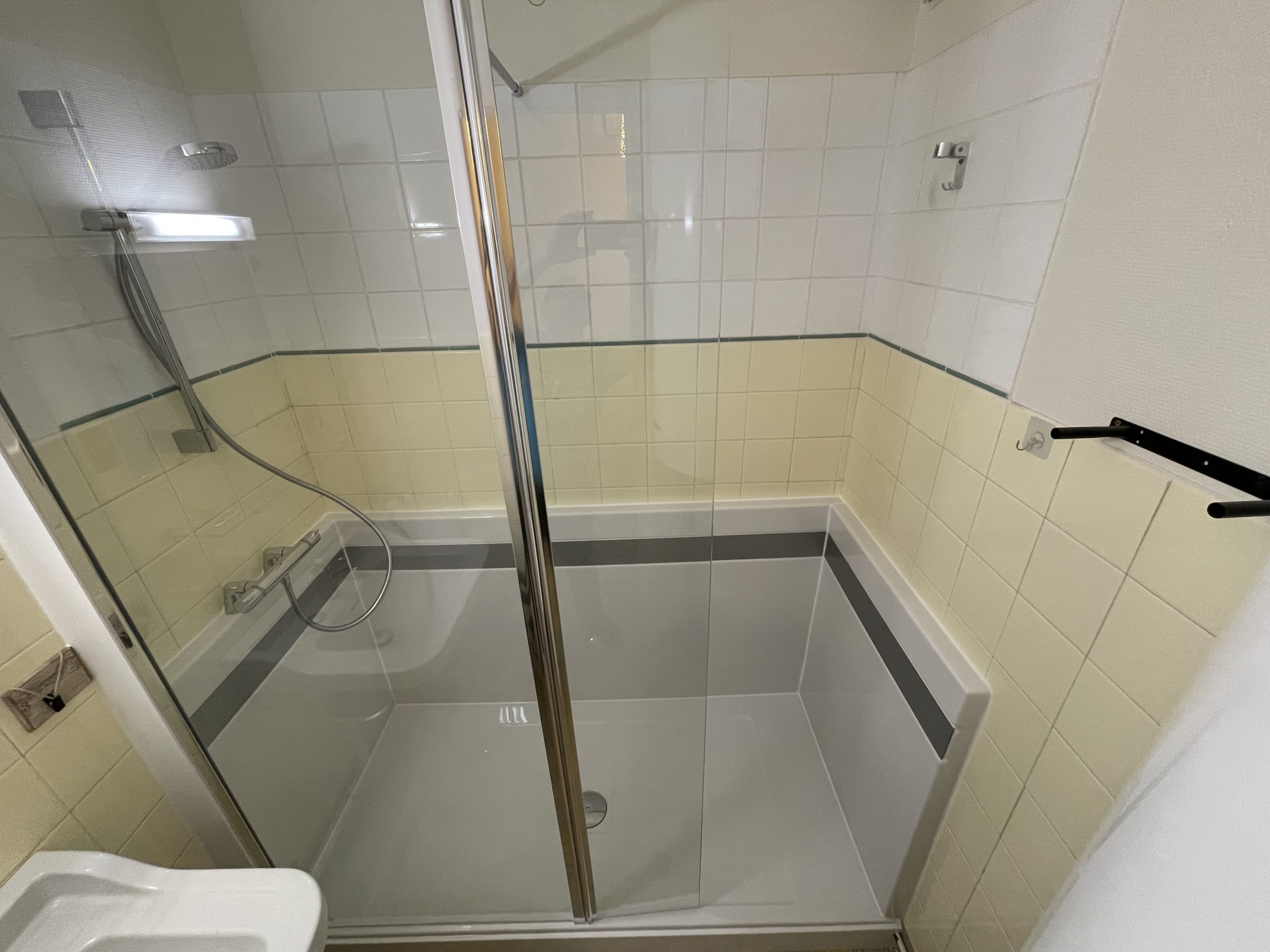 Transformation de baignoire en douche à Bonneville en Haute-Savoie - RENOVBAIN RHONE ALPES