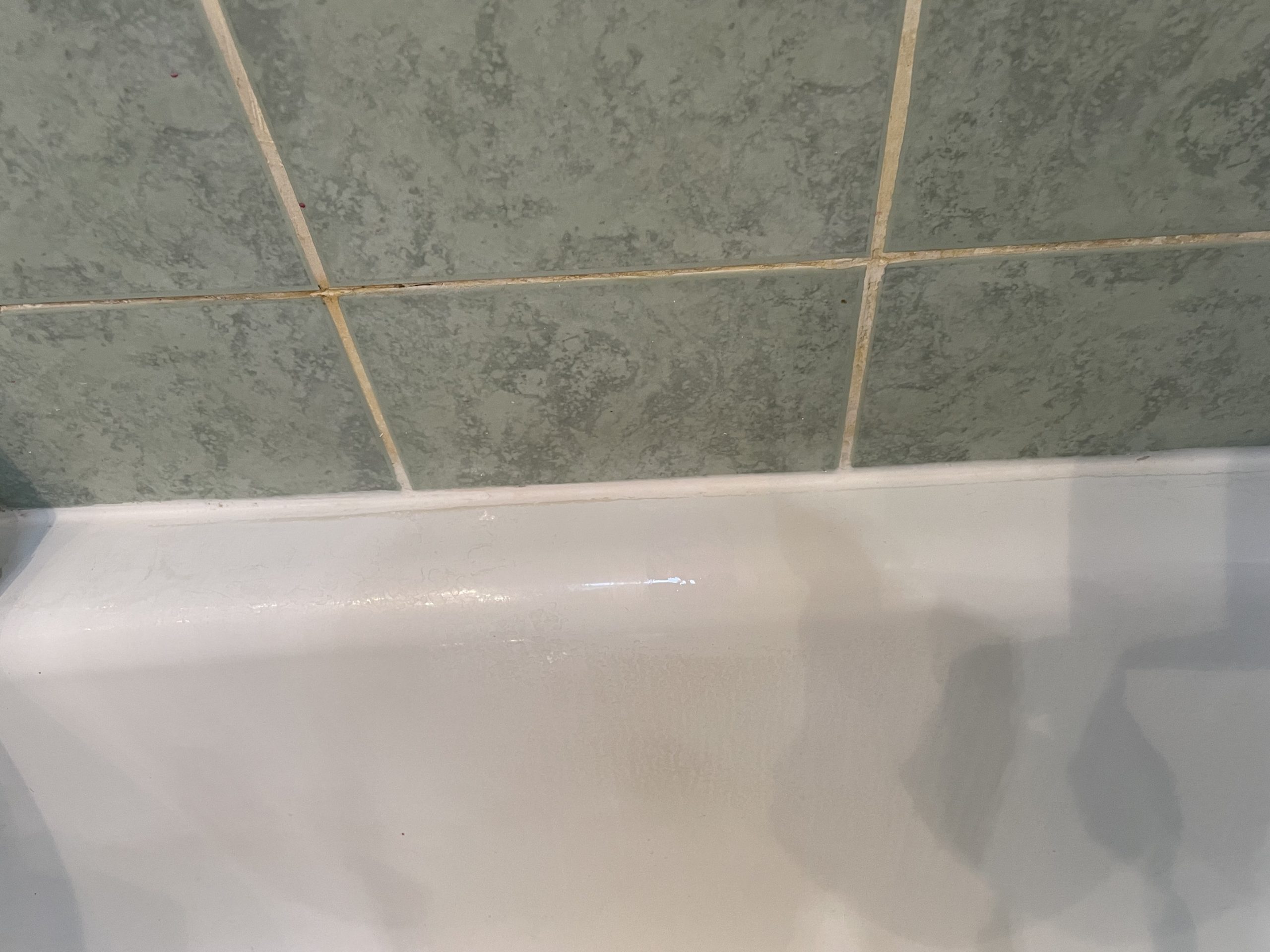 Rénovation de baignoire par projection de résine blanche à Cluses - RENOVBAIN RHONE ALPES