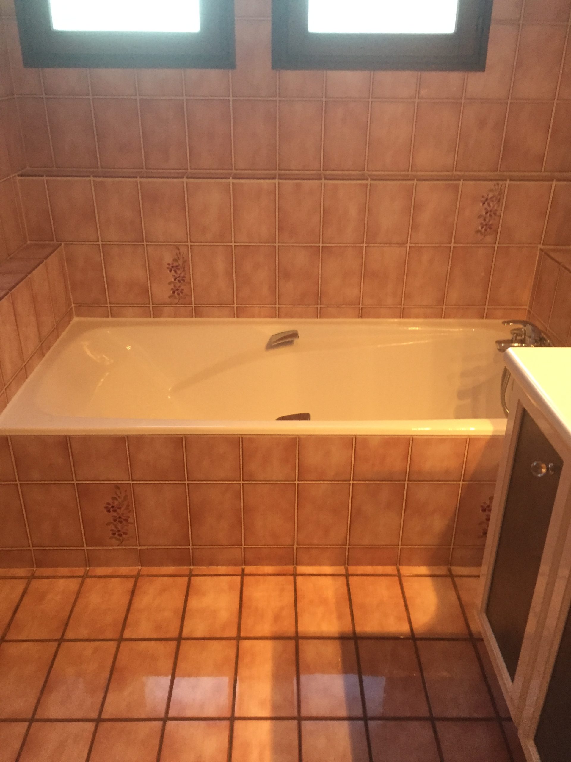 Ouverture de baignoire avec la pose d'une porte étanche à Chamonix en Haute-Savoie - RENOVBAIN RHONE ALPES