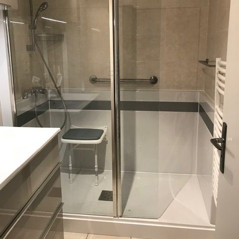 Transformation d'une baignoire en douche à Thonon-les-Bains en Haute-Savoie - RENOVBAIN RHONE ALPES