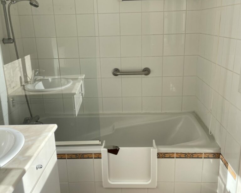 Ouverture latérale avec pose d'une porte étanche à Albertville