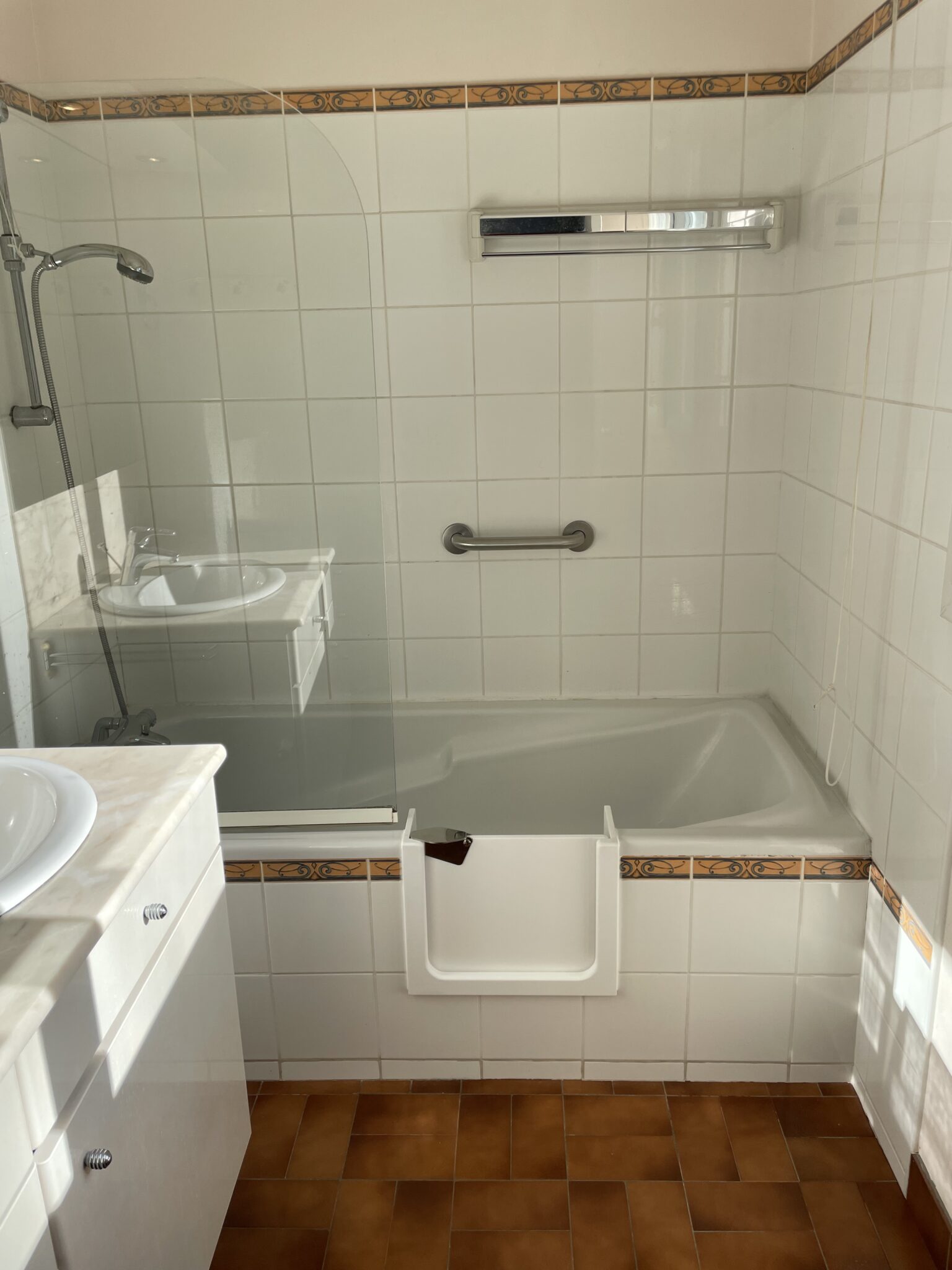 Ouverture latérale avec pose d'une porte étanche à Albertville