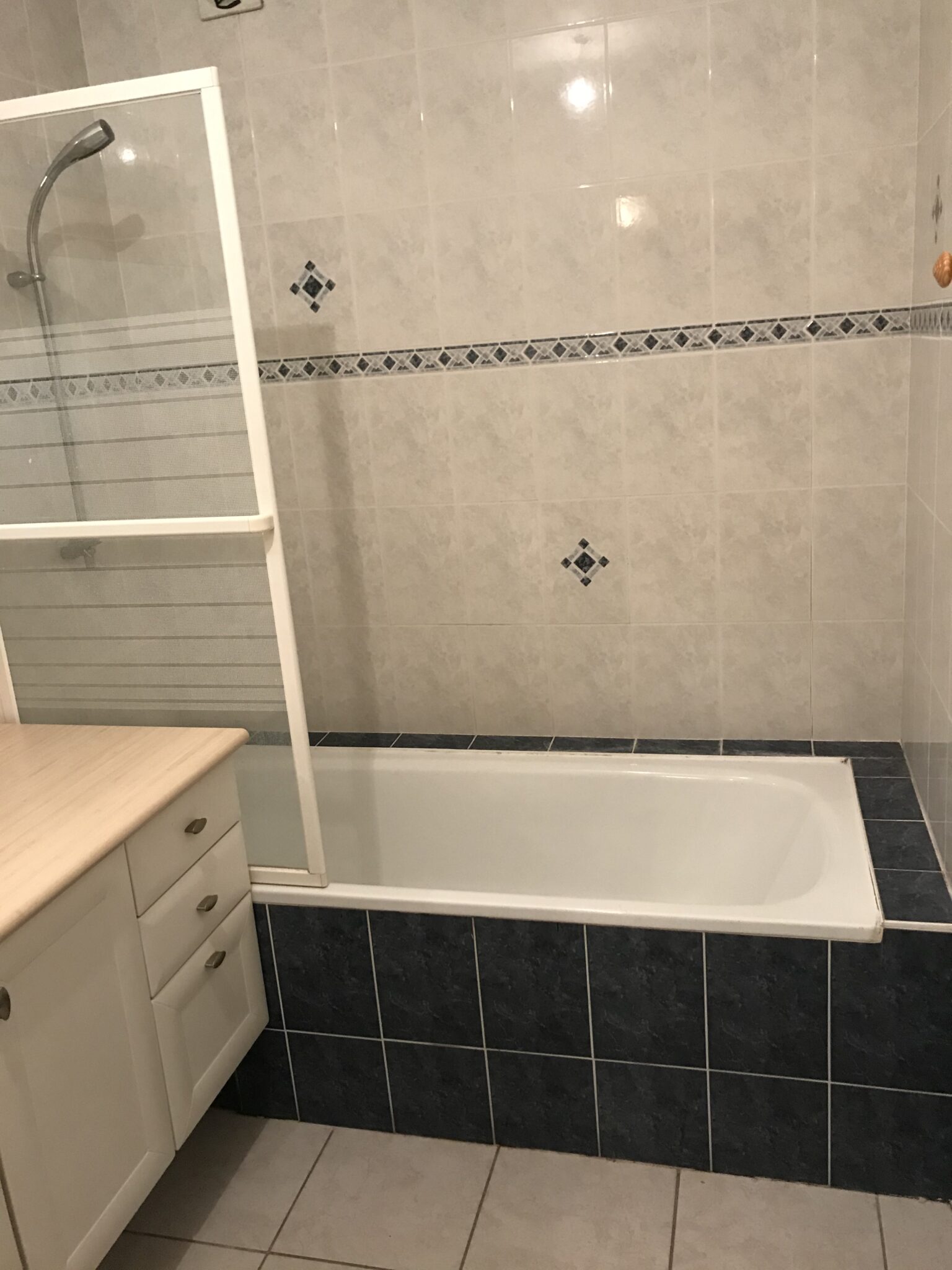 Ouverture d’une baignoire avec la pose d’un portillon anti-éclaboussures à Chamonix en Haute-Savoie - RENOVBAIN RHONE ALPES