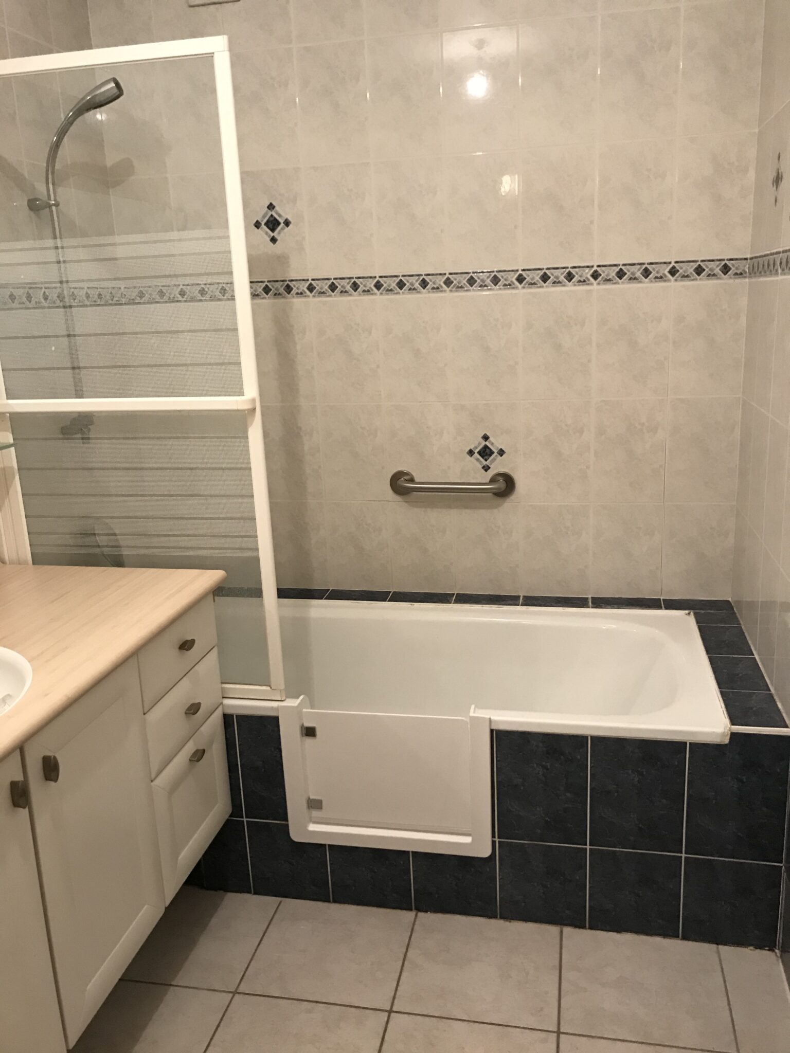 Ouverture d’une baignoire avec la pose d’un portillon anti-éclaboussures à Chamonix en Haute-Savoie - RENOVBAIN RHONE ALPES
