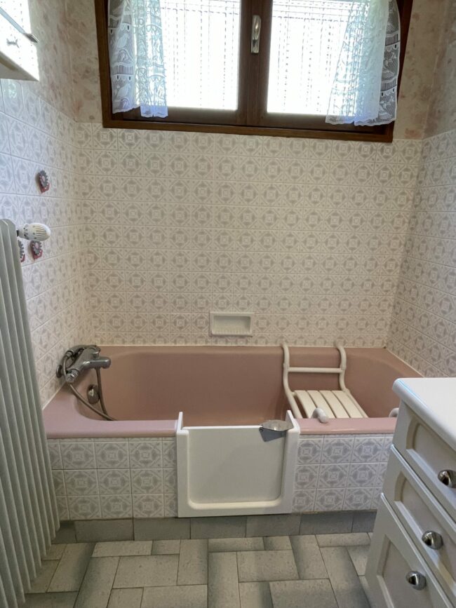 ouverture d'une baignoire et la pose d'un portillon étanche