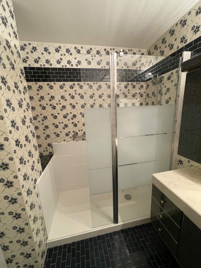 Baignoire transformée en douche.