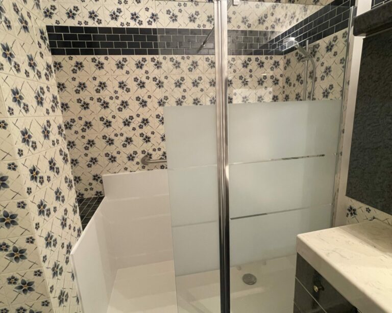 Baignoire transformée en douche.