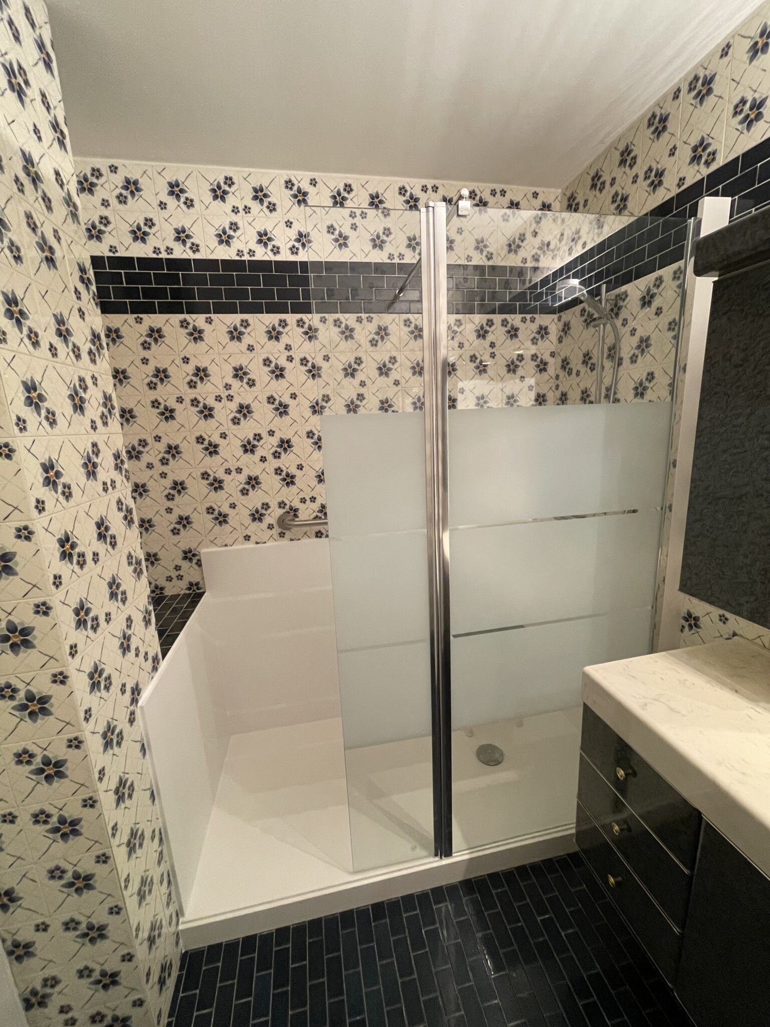 Baignoire transformée en douche.