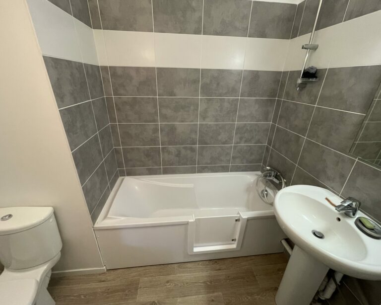 Baignoire avec une ouverture et un portillon anti-eclaboussures