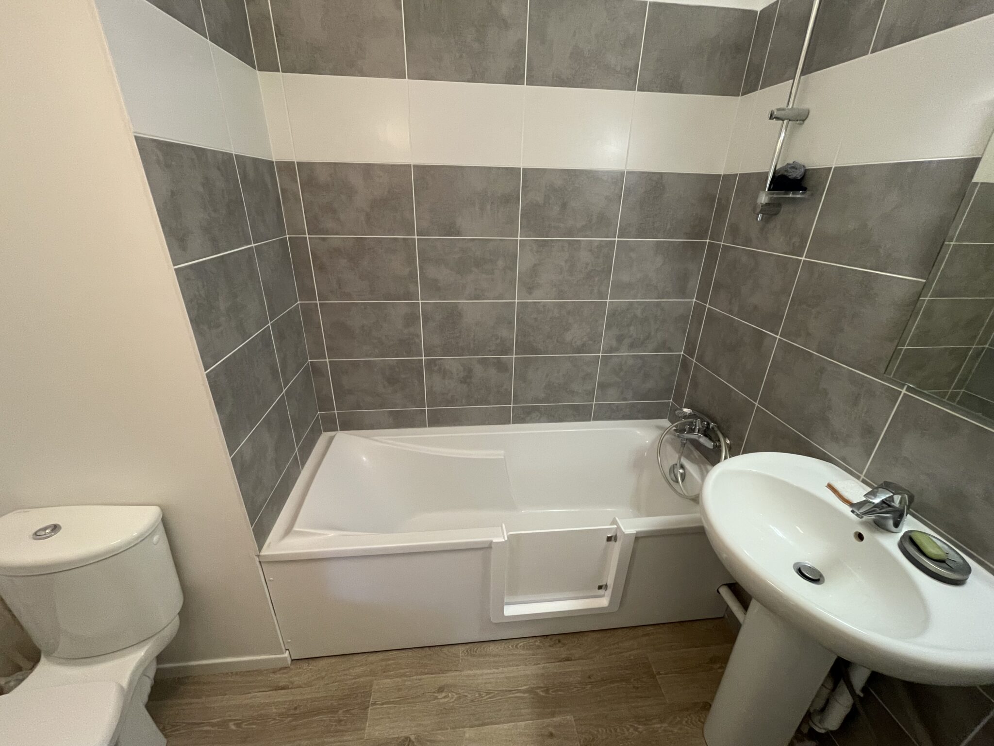 Baignoire avec une ouverture et un portillon anti-eclaboussures