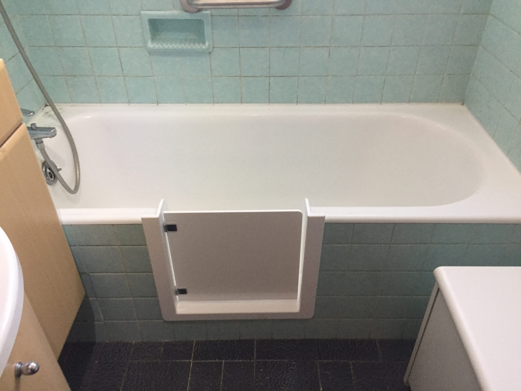 Pose d’un portillon anti-éclaboussures sur une baignoire à Pontcharra en Isère - RENOVBAIN RHONE ALPES