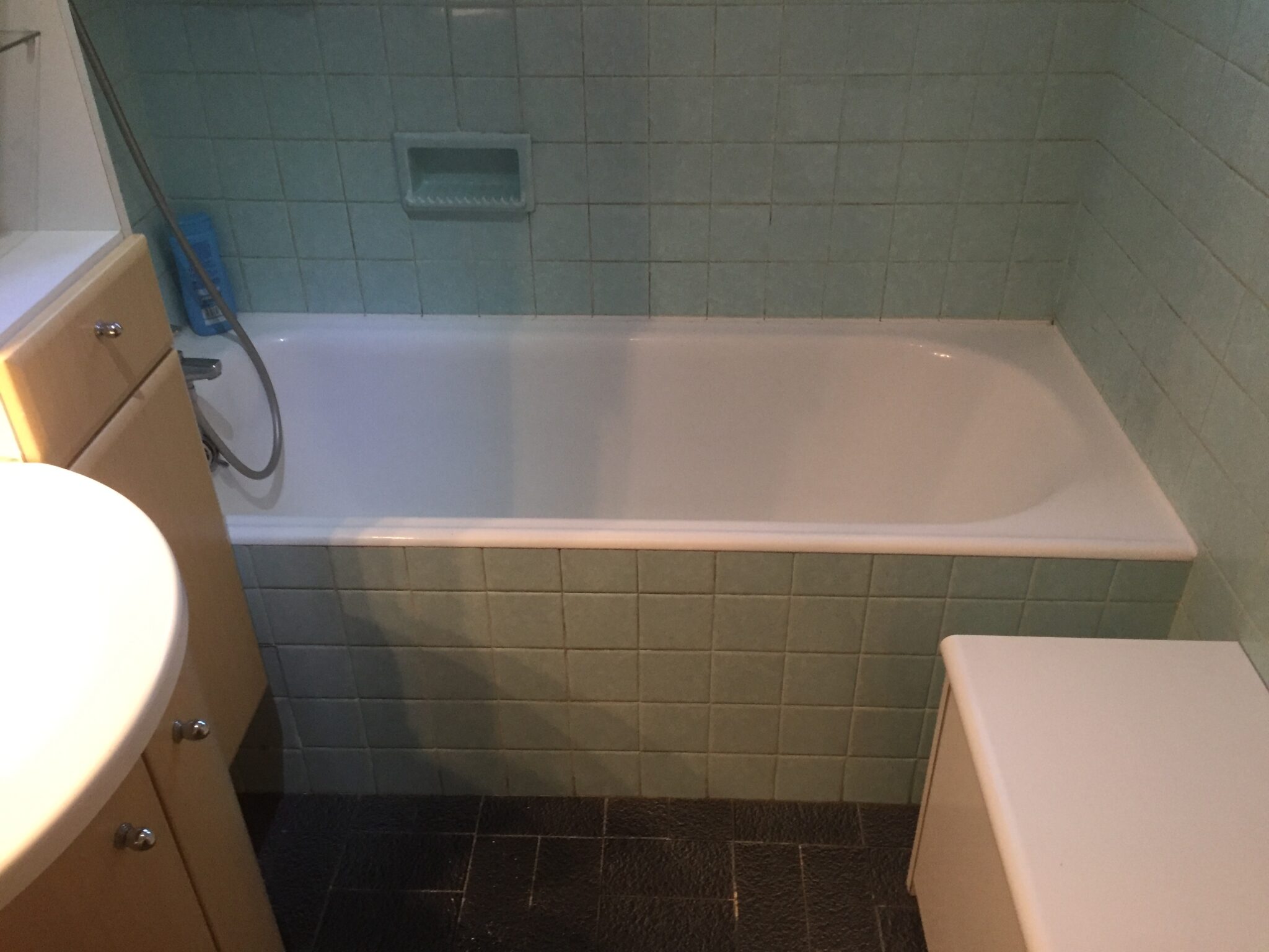 Pose d’un portillon anti-éclaboussures sur une baignoire à Pontcharra en Isère - RENOVBAIN RHONE ALPES