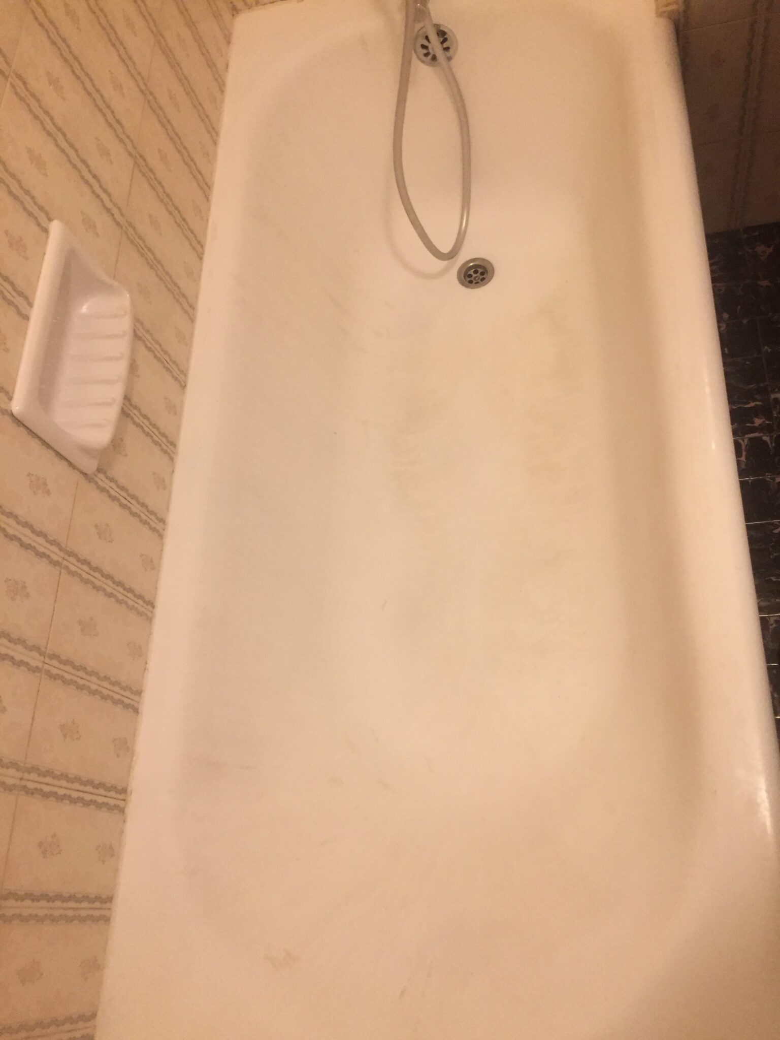 Rénovation d’une baignoire par projection de résine blanche à Chanaz en Savoie - RENOVBAIN RHONE ALPES