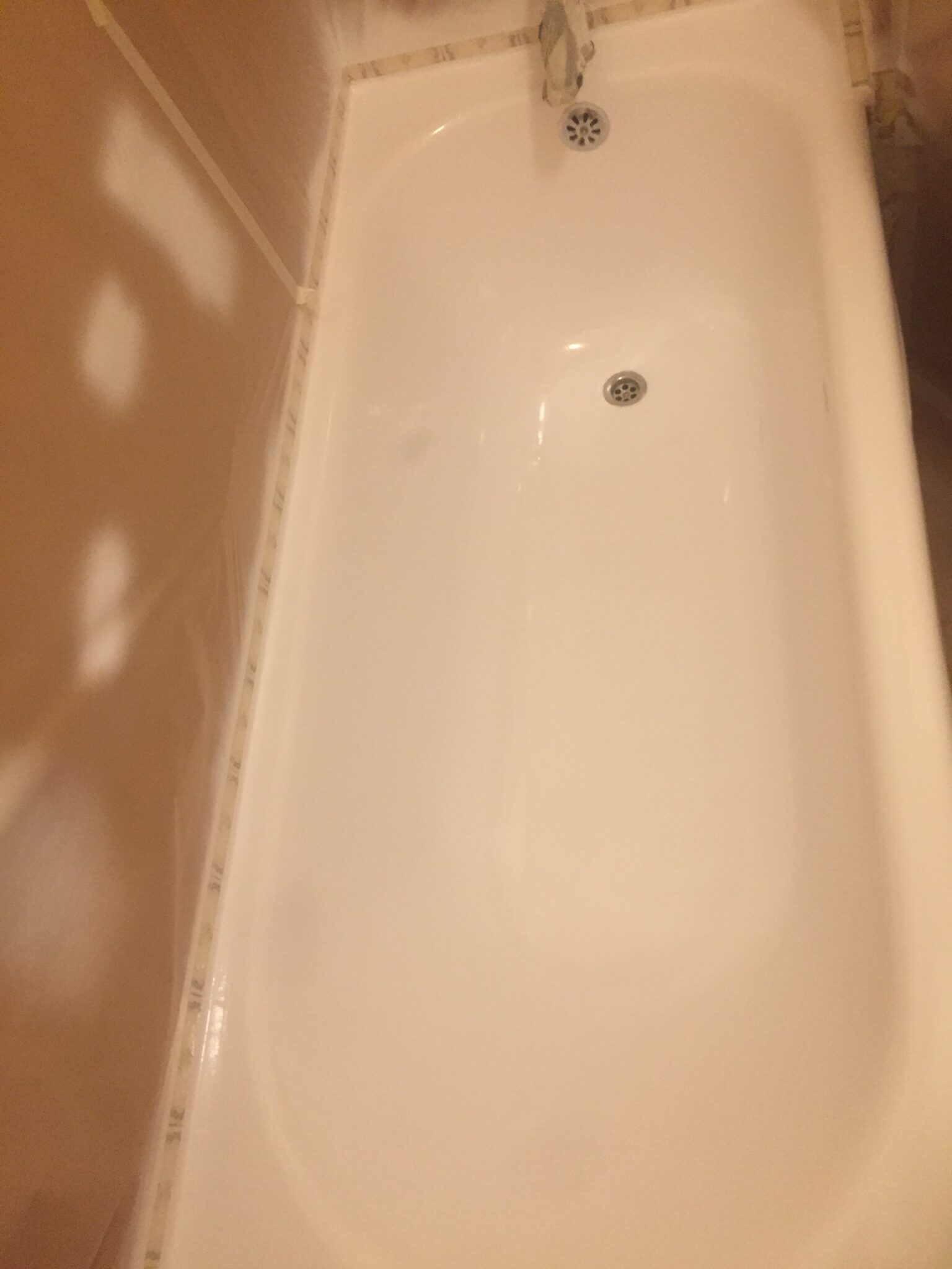 Rénovation d’une baignoire par projection de résine blanche à Chanaz en Savoie - RENOVBAIN RHONE ALPES