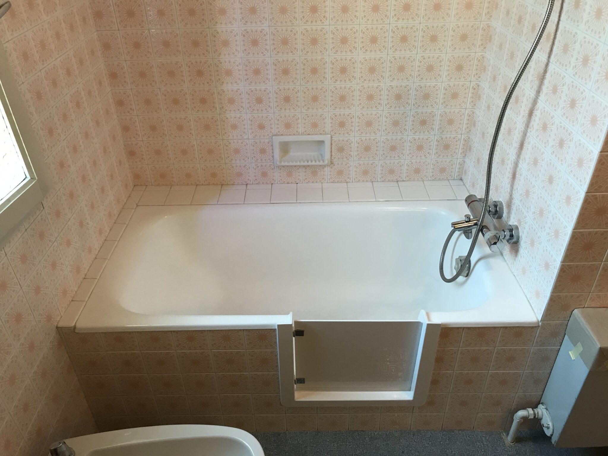 Pose d’un portillon anti-éclaboussure sur une baignoire à Villaz en Haute-Savoie - RENOVBAIN RHONE ALPES