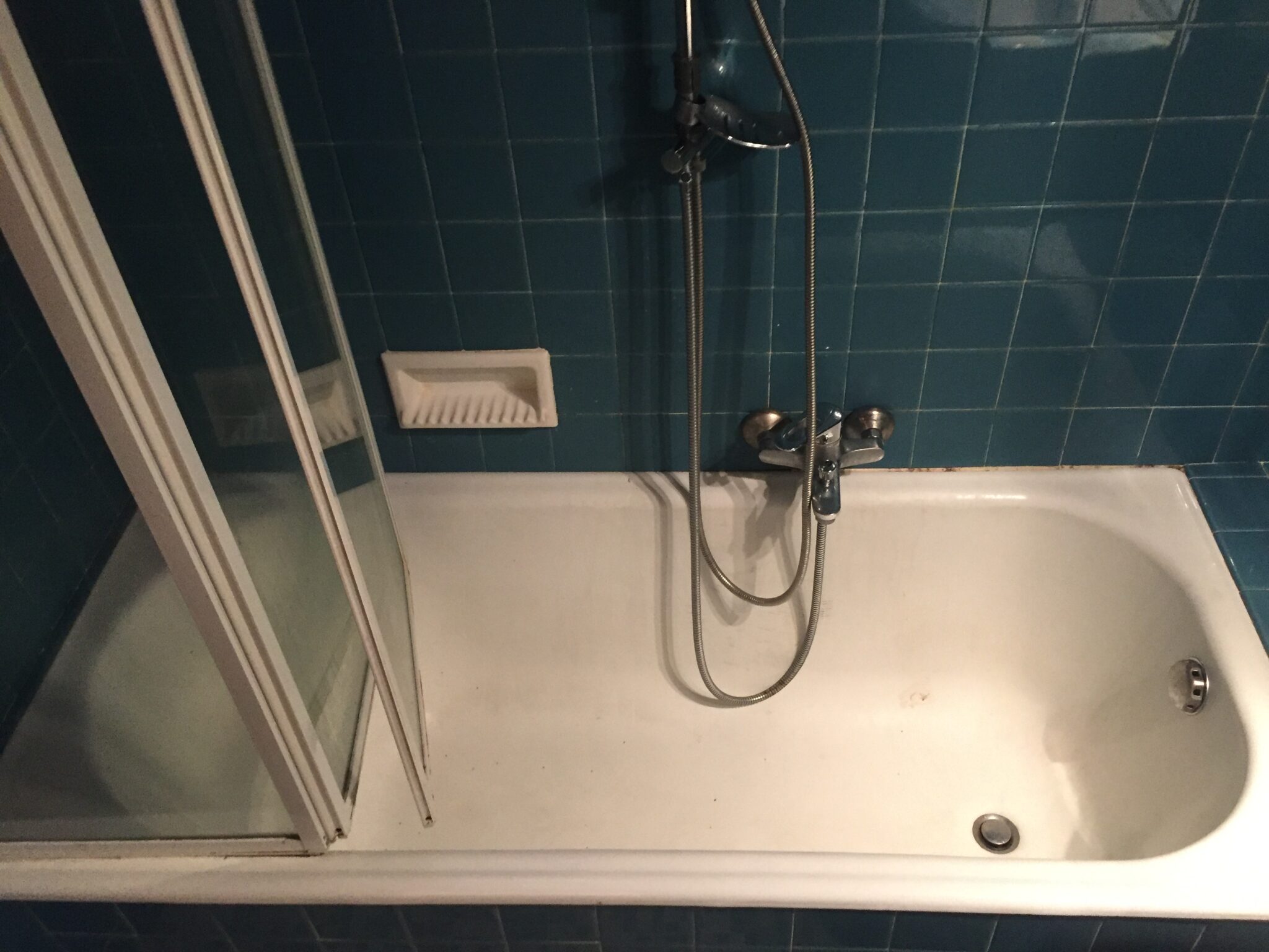 Rénovation d’une baignoire par projection de résine blanche au Touvet en Isère - RENOVBAIN RHONE ALPES