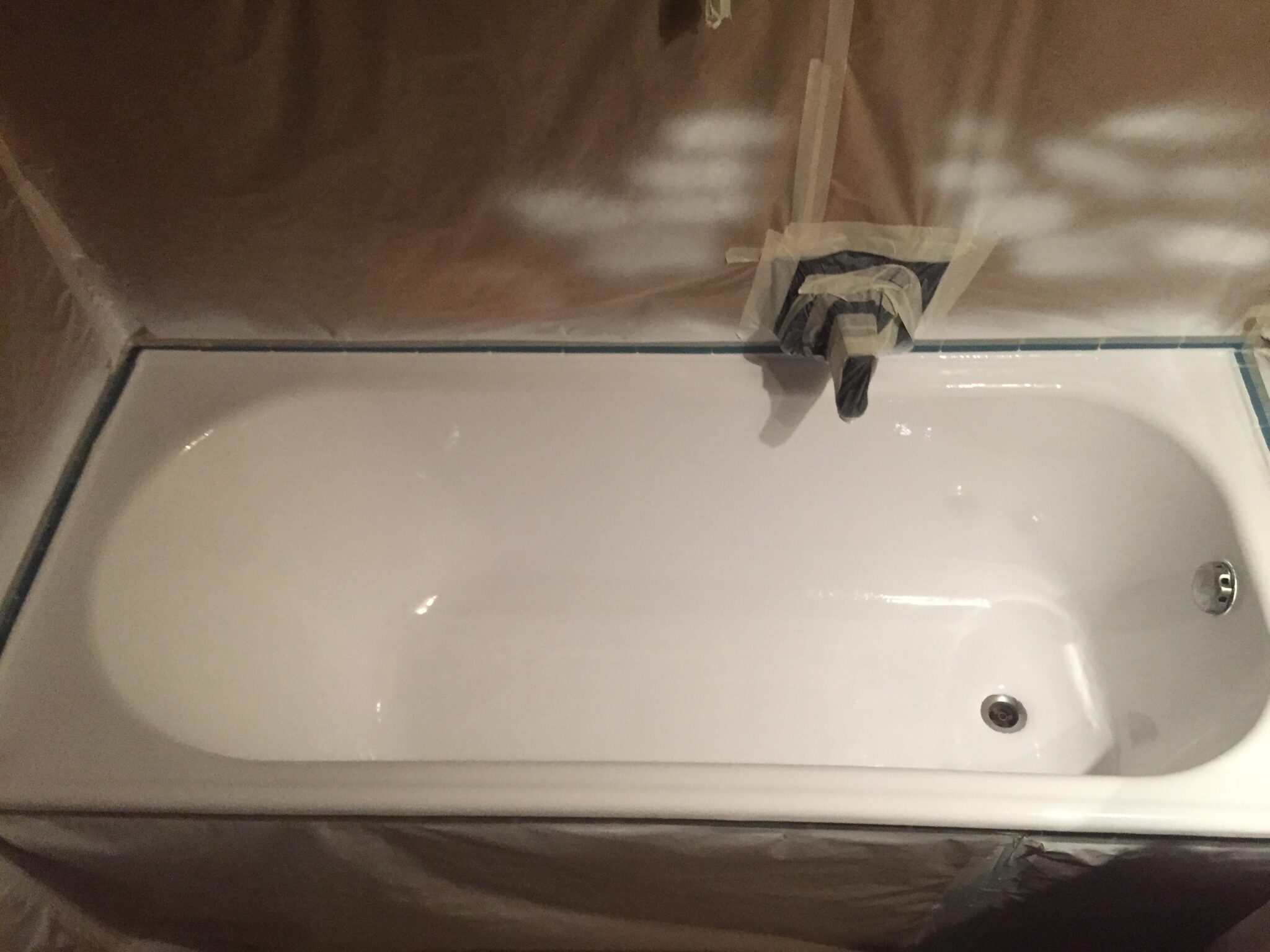 Rénovation d’une baignoire par projection de résine blanche au Touvet en Isère - RENOVBAIN RHONE ALPES