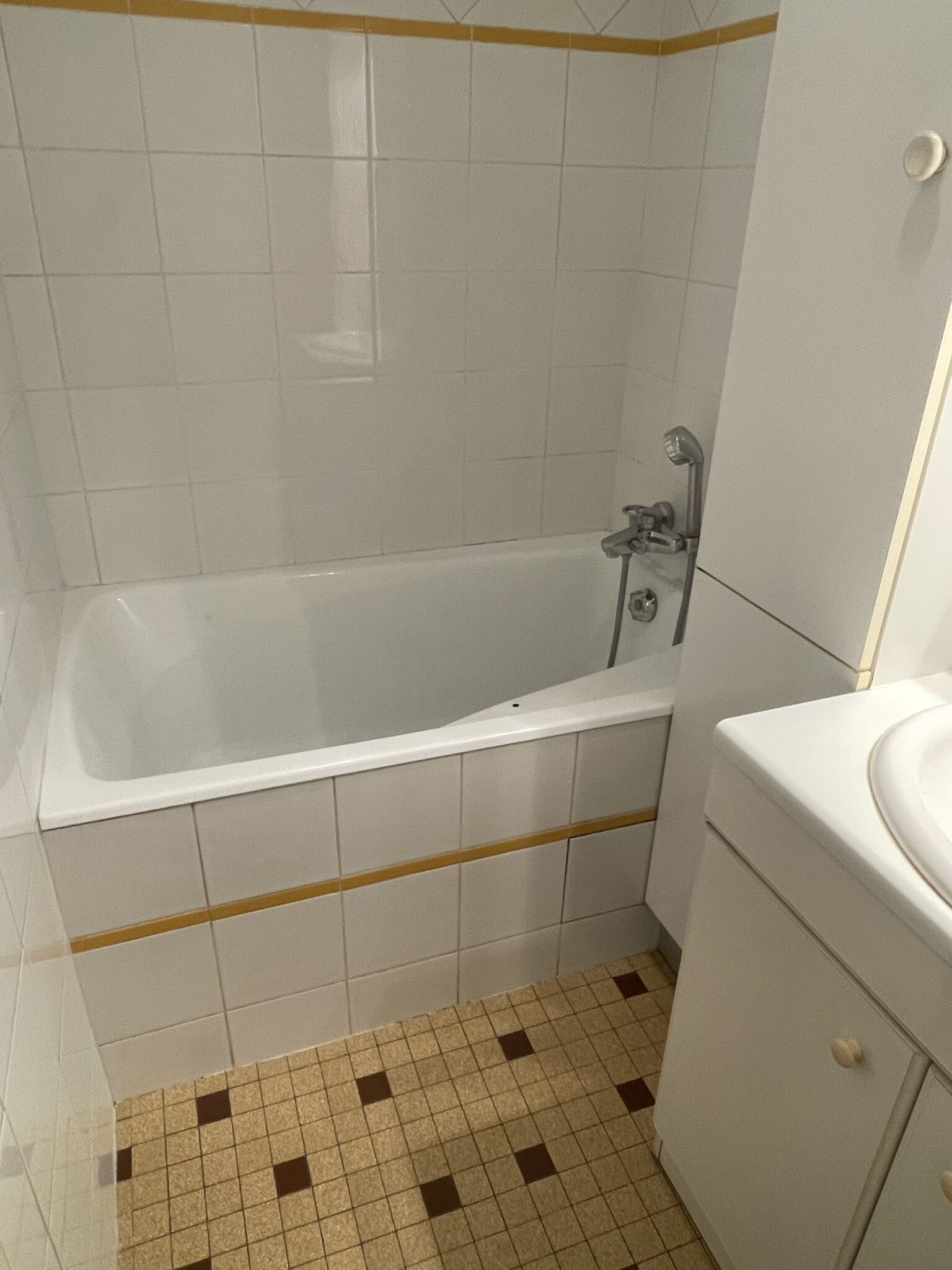 Pose d’un portillon anti-éclaboussure sur une baignoire à Myans en Savoie - RENOVBAIN RHONE ALPES