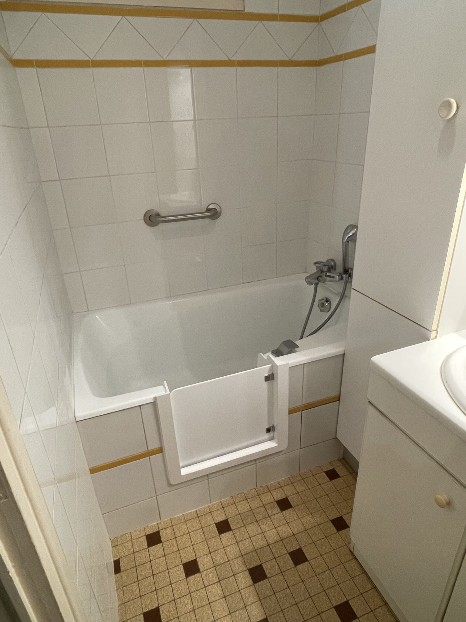 Pose d’un portillon anti-éclaboussure sur une baignoire à Myans en Savoie - RENOVBAIN RHONE ALPES