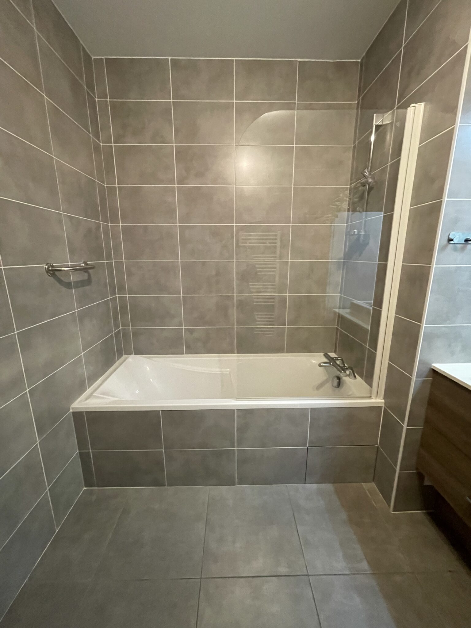 Installation d’une porte étanche sur une baignoire à Lumbin en Isère - RENOVBAIN RHONE ALPES