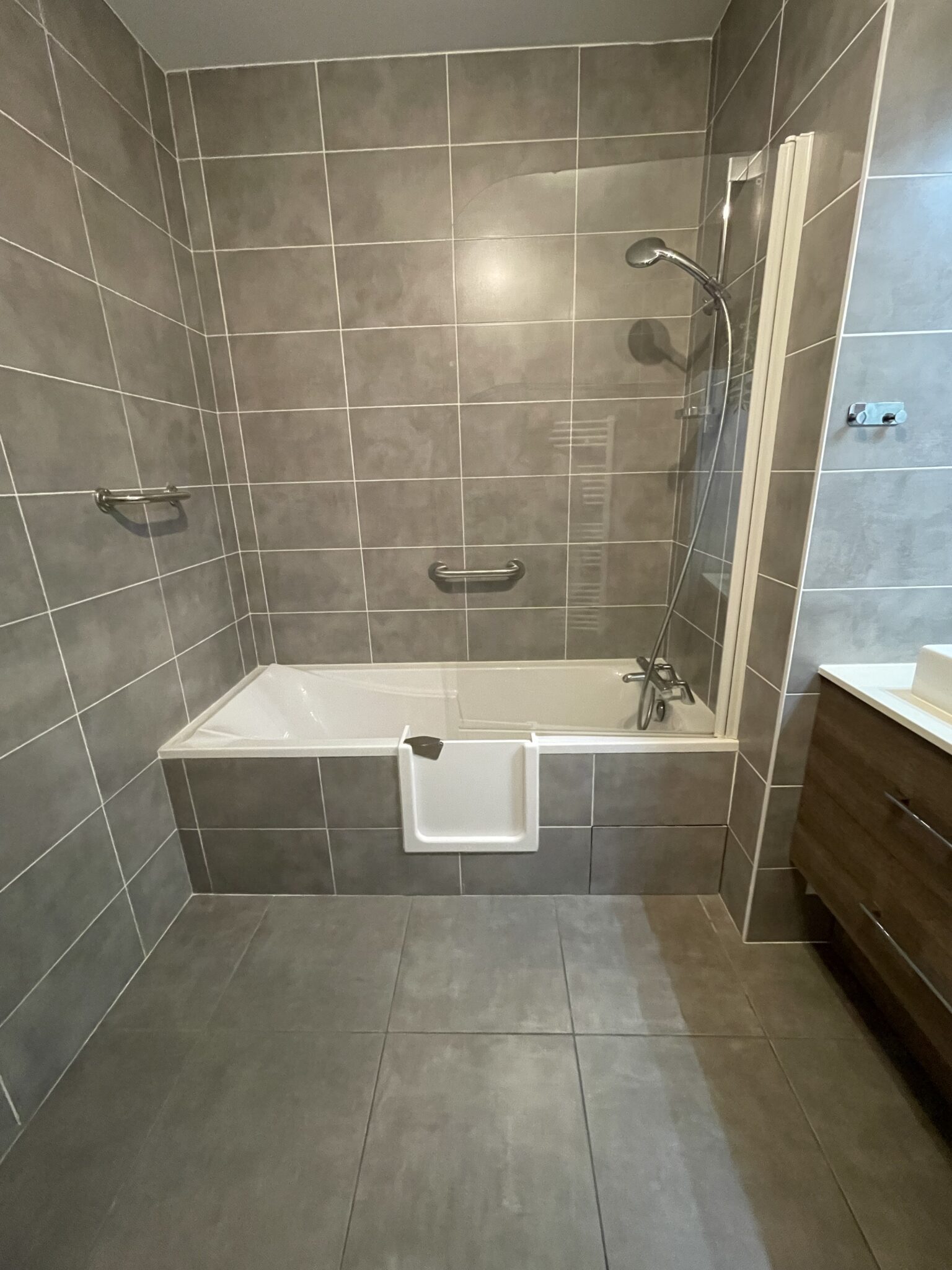 Installation d’une porte étanche sur une baignoire à Lumbin en Isère - RENOVBAIN RHONE ALPES