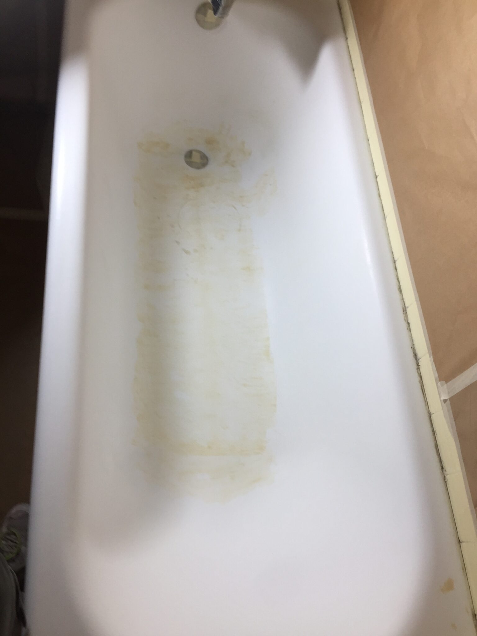 Rénovation d’une baignoire par projection de résine blanche à Cercier en Haute-Savoie - RENOVBAIN RHONE ALPES