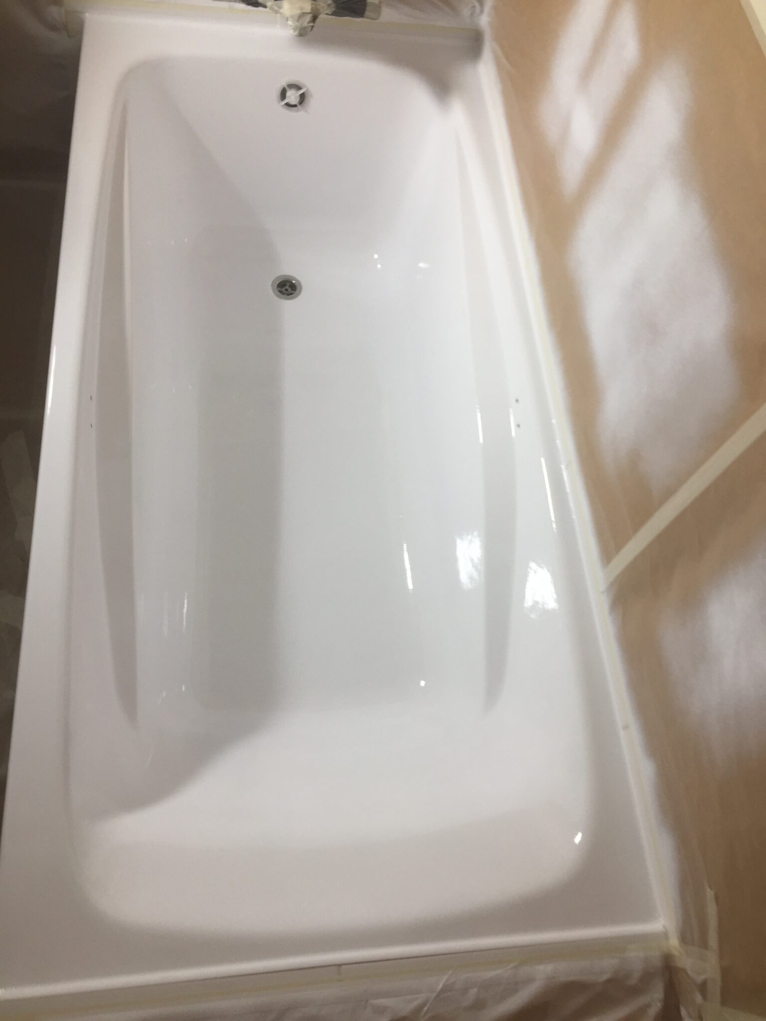 Rénovation d’une baignoire par projection de résine blanche à Cercier en Haute-Savoie - RENOVBAIN RHONE ALPES