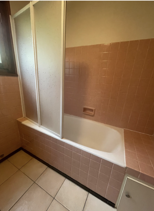 Installation d’un portillon anti-éclaboussure sur une baignoire à Douvaine, en Haute-Savoie - RENOVBAIN RHONE ALPES