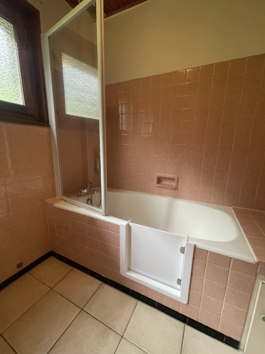 Installation d’un portillon anti-éclaboussure sur une baignoire à Douvaine, en Haute-Savoie - RENOVBAIN RHONE ALPES
